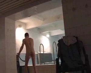 padre sculaccia i tre figli per castigo