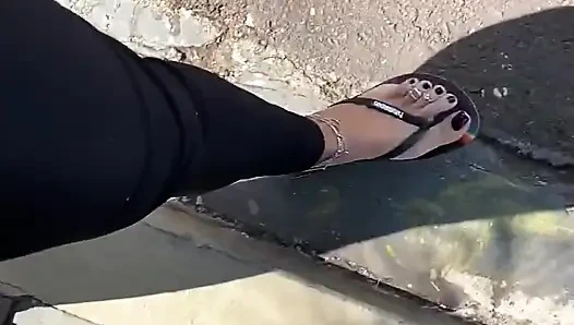 Bu mükemmel siyah pedikürle eve geliyor