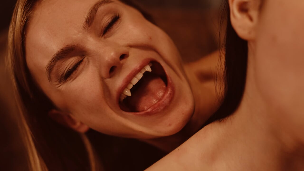 Matty Mila boynunu sarışın vampir Nancy Ace'ye sunuyor - kırmızı ısırıklı seksi gotik lezbiyen hakimiyeti