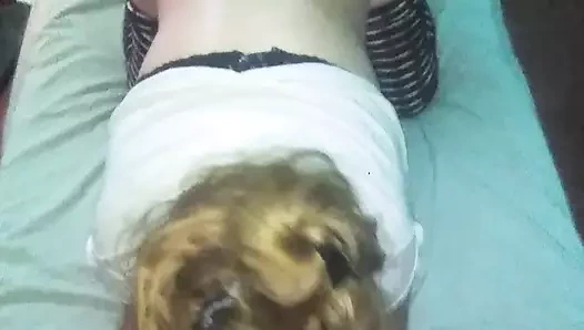 Tangasını yana doğru hareket ettirip içine koyuyorum