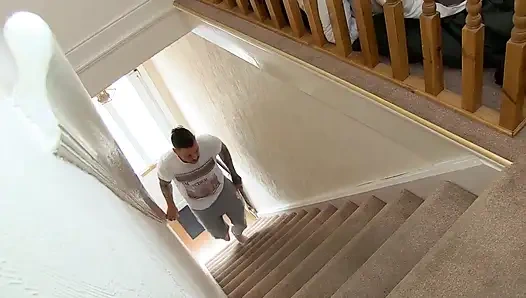 Büyük götlü üvey kız kardeş üvey erkek kardeşinden ıslak amından sert sikiliyor