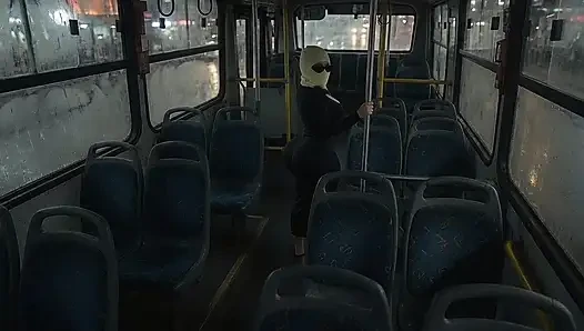 Minyon büyük götlü kız otobüste sıkı siyah taytla twerk yapıyor