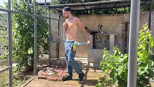 Bahçıvan beni uyandırdı ve kendimi bahçede salıncakta ona verdim