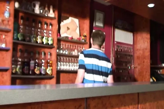 Çarpıcı bir Fransız sarışın aynı anda iki sert yarak alabilir