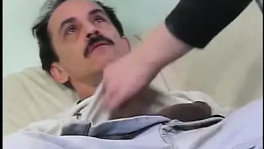 Büyük adam alır şanslı ve kâkül bir genç ile küçük memeler