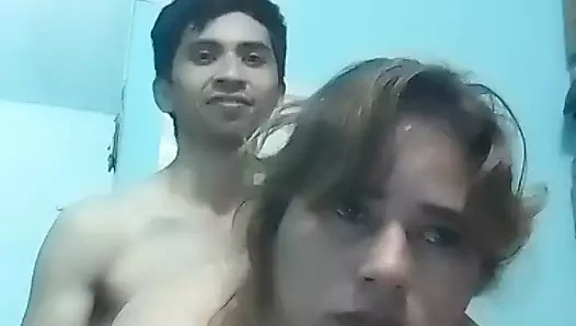 Götüne ve göğüslerine dokunuyorum