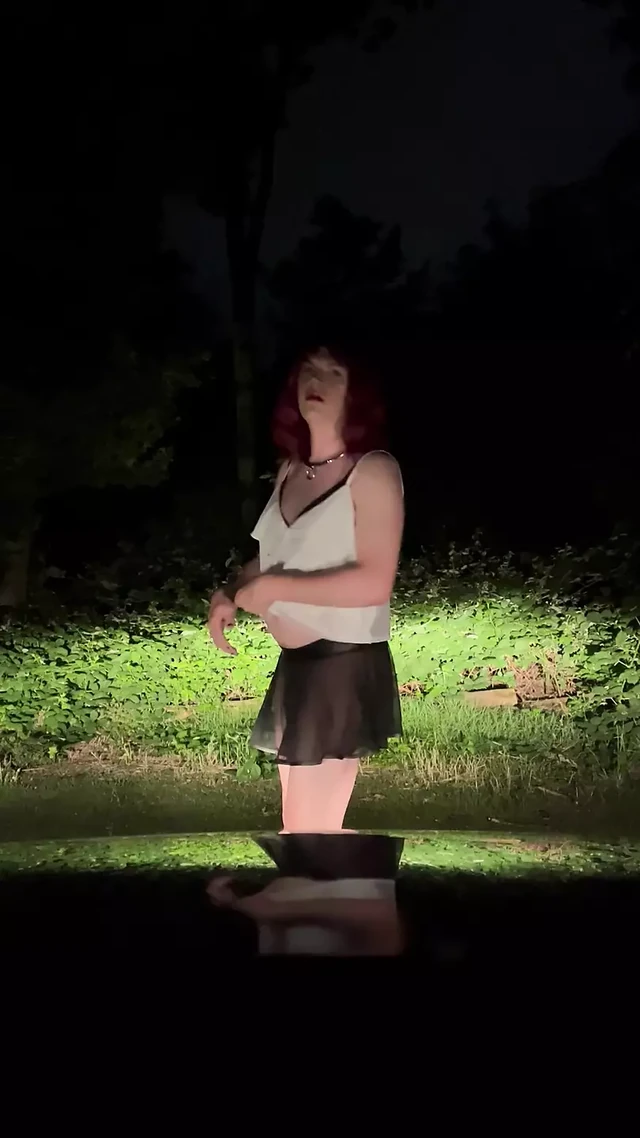 Сисси писает на улице