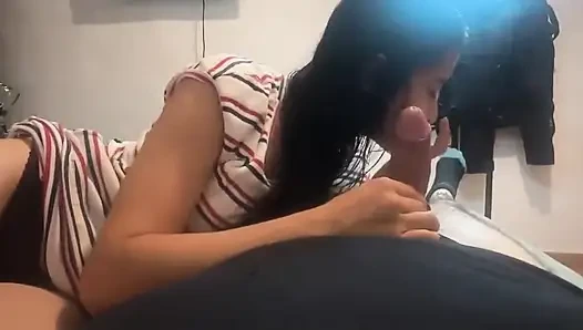 Stiefschwester schluckt meinen ganzen schwanz, wenn wir allein zu hause sind
