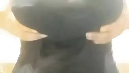 hadi benim sıcak büyük göğüslerimi oyna