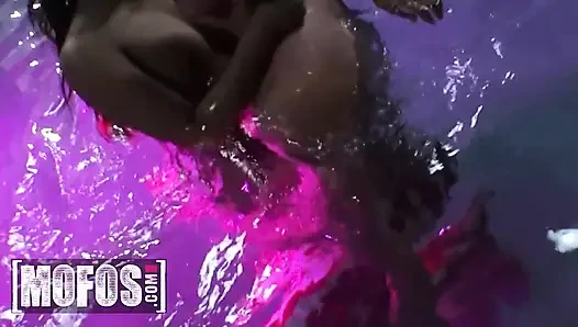 Mofos - bu ateşli porno yıldızları havuz partisinde gece gündüz emiyor ve sikişerek bağımsızlıklarını kutluyor