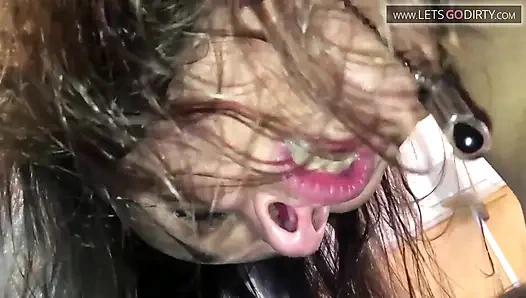 Sarışın orta yaşlı seksi kadın büyük bir yarak emdikten sonra götten parmaklanıyor