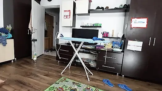 Seksi Esmer Evin Etrafında Çıplak Ev Işleri Yapıyor.