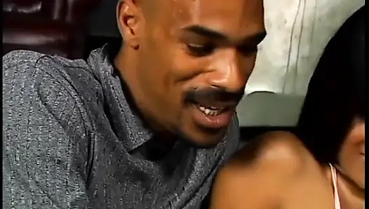 Güzel büyük götlü bir Asyalı zenci bir adam tarafından götünden sikiliyor