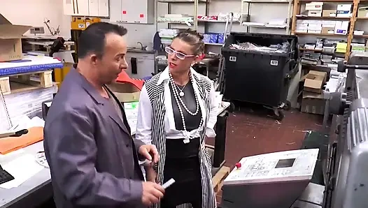 Büyük memeli ateşli sürtük sekreterim onu ofis masasında siktiğimde bundan hoşlanıyor