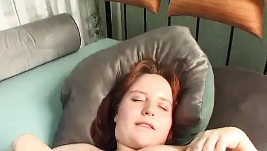 Tombul kızıl saçlı ateşli vücudunu gösteriyor