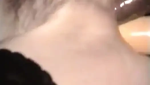 Kıllı kızıl saçlı olgun erkek delisi aynı anda iki yarakla sikiliyor!