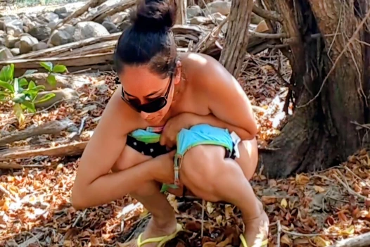 SEXY MATURE WIFE WITH A PRETTY PUSSY IS CAUGHT PEEING ON THE BEACH