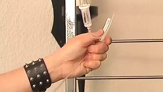 Edepsiz Alman fahişe bağlı ve efendisi tarafından domine ediliyor