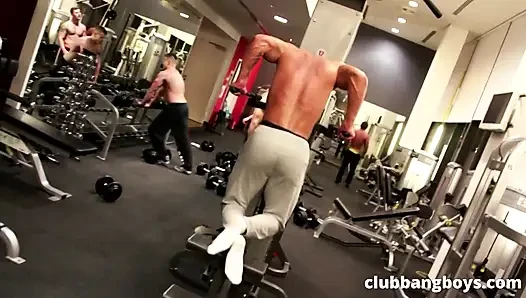 Spor salonunda amatör fitness erkekleri