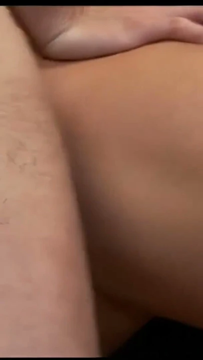 Canı sıkılan orta yaşlı seksi kadın kocası işteyken kayınpederini kanepede sikiyor! | Klip 2