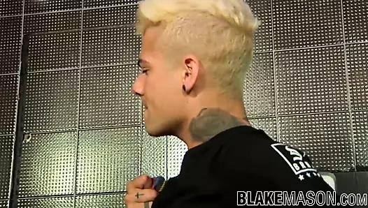 Yakışıklı genç adam erkek arkadaşı ile çevreleyecek ve horoz davranır