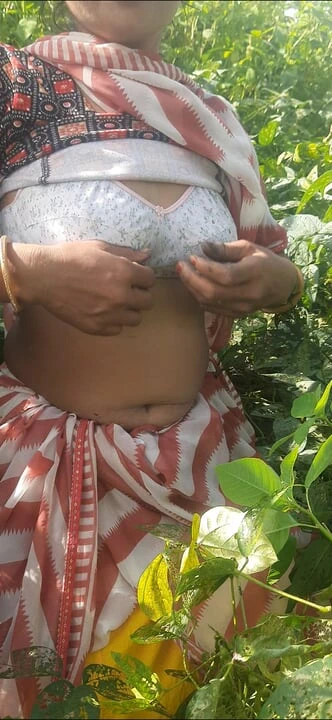 Hint yenge sert yenge kayınbiraderine çiftlikte meme uçlarını açık havada gösteriyor