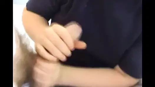 karısı verir handjob ve alır onu gömlek kapalı içinde Cum