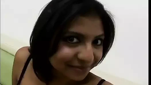 Kirli sürtük büyük şişman bir yarağı okşuyor ve sonra gırtlağına kadar alıyor