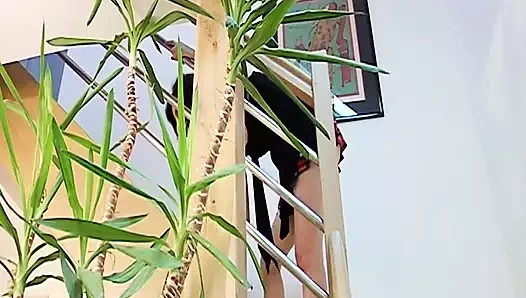 Seksi Fransız sürtükler merdivenlerde yarağa biniyor