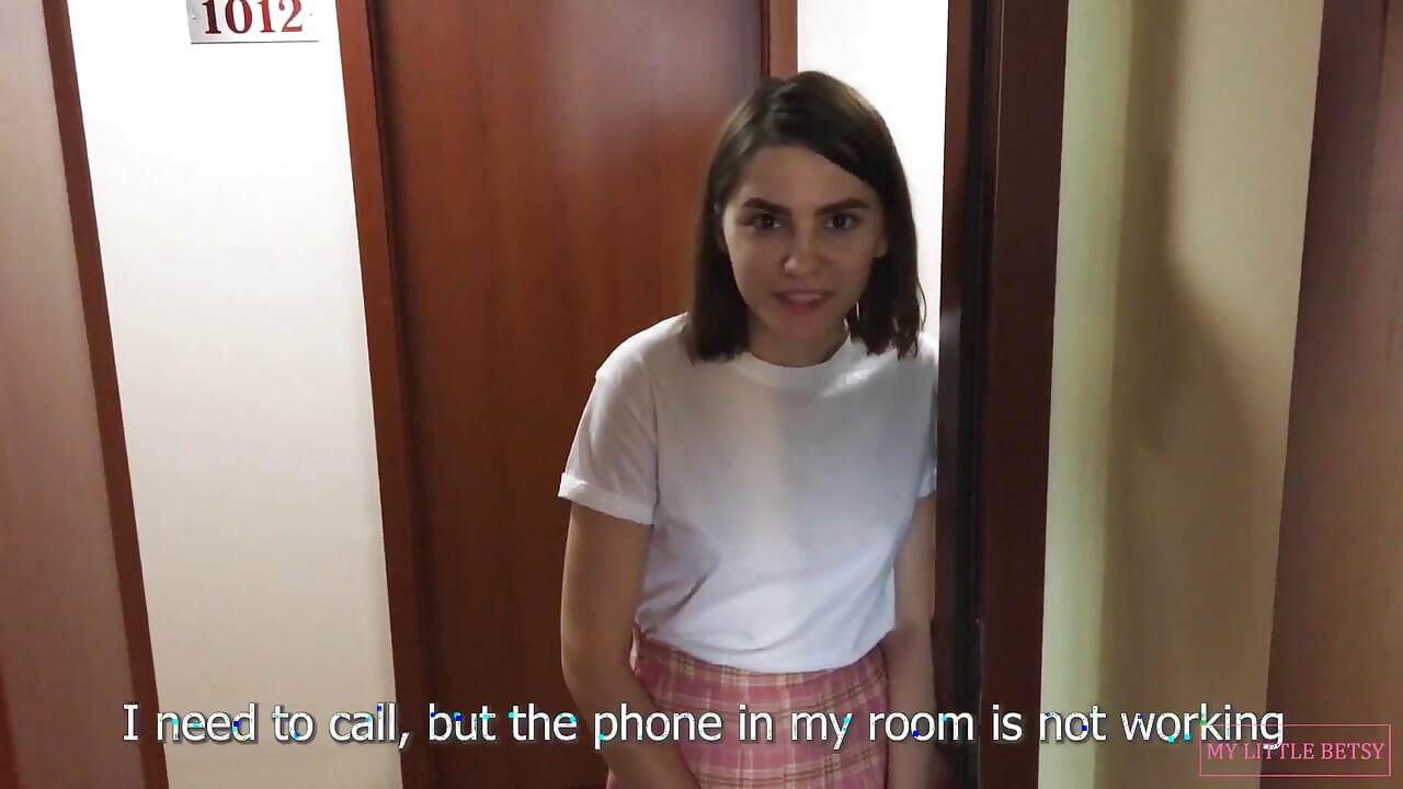 Sulu komşuyu otel odamda sikiyorum, onu sikiyorum ve iki kez boşalıyor
