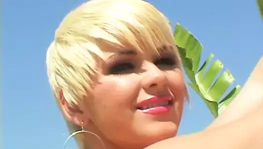 Oturma odasında 4 erkek ve ateşli bir sarışınla grup seks partisi