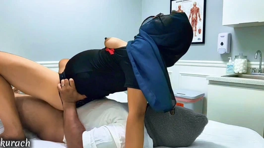 Ateşli hemşire bir hastanın yanına geldi ve onu sikti