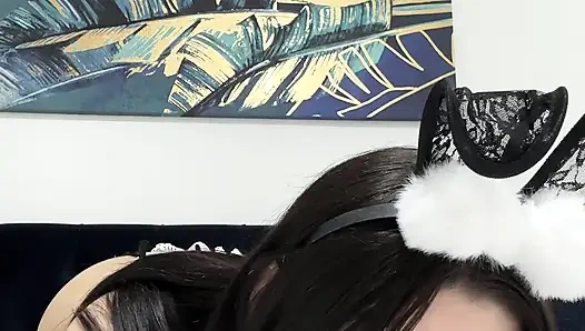 Genç Paskalya tavşanı kız yatakta mastürbasyon yapıyor