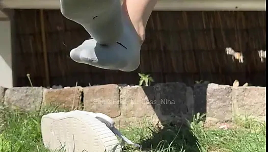 Tam ait olduğun yerde- ayaklarımın tabanlarında.