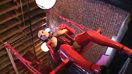 deldi busty sürtük içinde lateks parmaklı ve fucked piercing