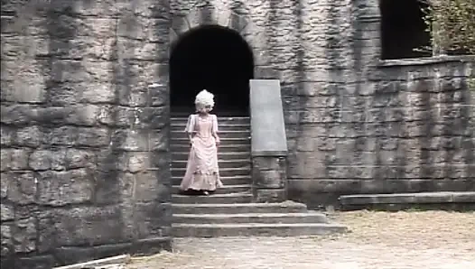 Karısı izlerken bir kızı boyun eğiyor ve sikiyor