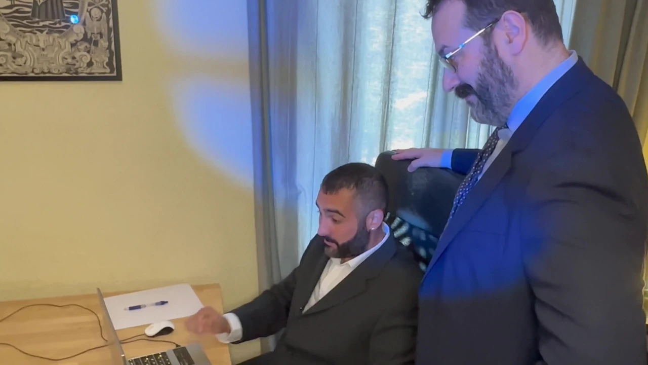Porno gay de oficina: mamada entre compañeros de trabajo