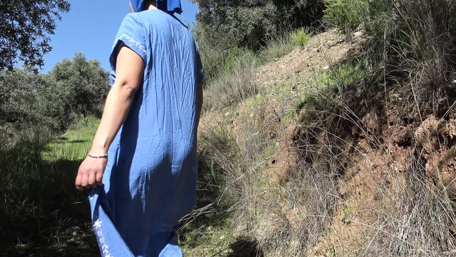 Azgın Pakistanlı Müslüman evli kadın açık havada kıllı amına mastürbasyon yapıyor