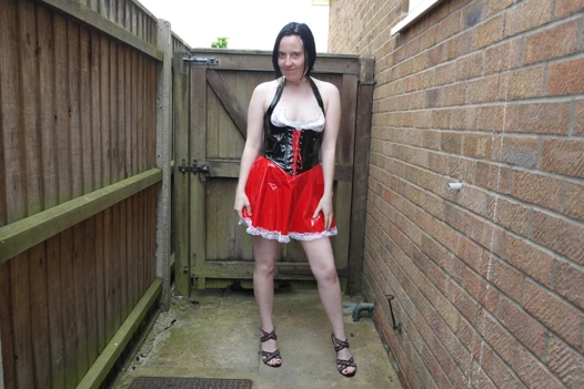 Seksi wench açık havada topuklu ayakkabıyla sikişiyor