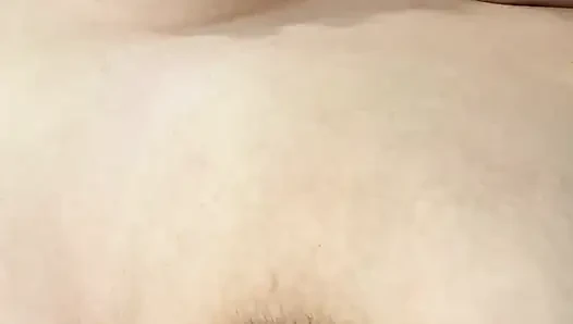 Büyük göğüslerini zıplatarak ısınıyor