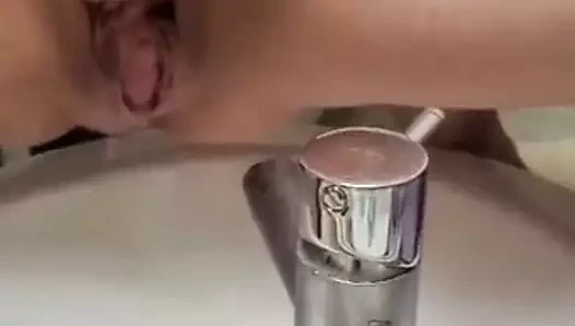 Tüm oyuncaklarını aldı ve dışarı çıkmak için boşalması gerektiğini söyledi