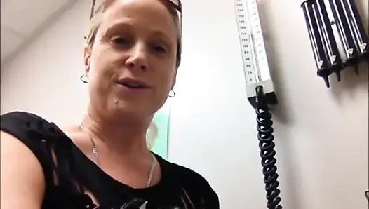 Doktor beni odasında mastürbasyon yaparken yakalıyor