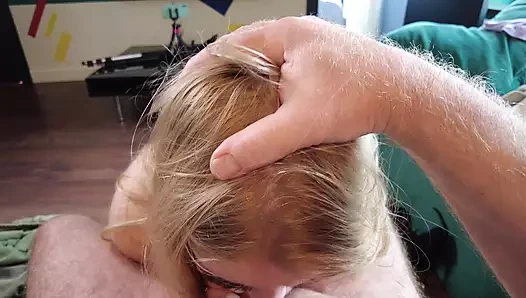 Büyük kıllı adam tatlı bir kızdan sakso çekiyor