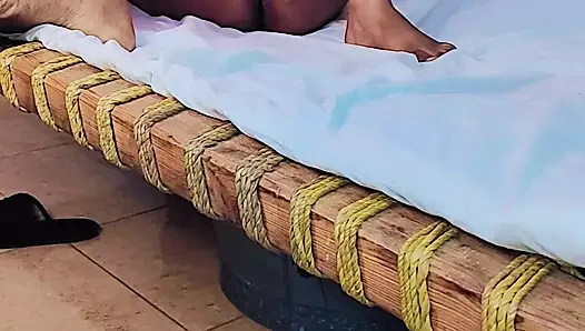 Kız üvey oğluyla mastürbasyon yapıyor.