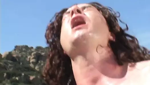 İki genç sürtük vibratörle küçük götlerini esnetiyor