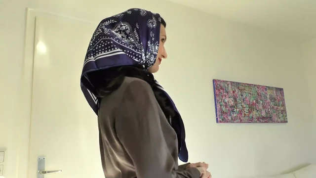 Lady Victoria Valente zarif, renkli ipek atkıları gösteriyor