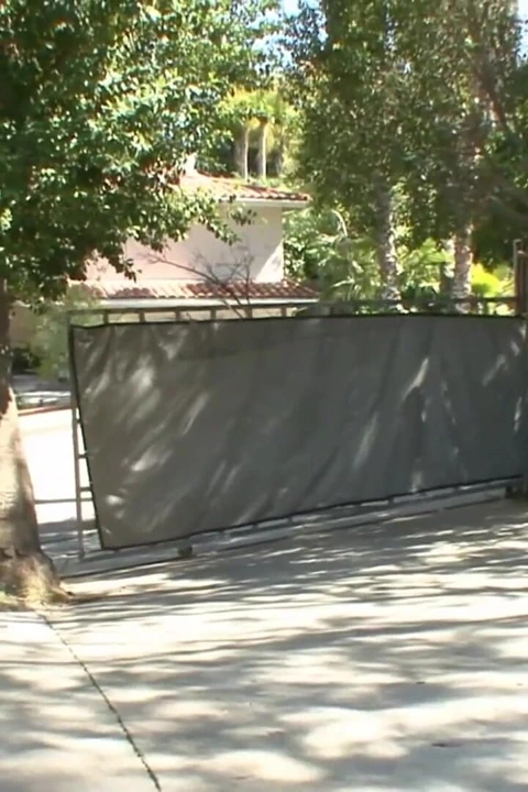 Ateşli sürtük kanepede büyük bir yarağa bindikten sonra yüzüne boşaltıyor