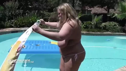 Büyük sarkık memeler sarışın neredeyse kendini küçük bir bikini içine alır