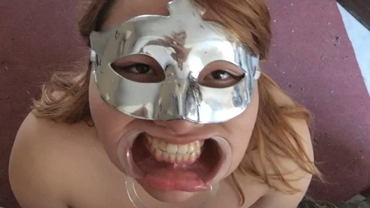 Güzel bir esaret stilinde yüzünü sikiyor