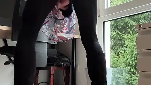 Mavi elbiseli, tıkaçlı, kasıksız tayt ve yüksek topuklu ayakkabılar